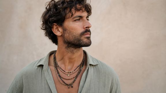 Porter des colliers multi-rangs, nouvelle tendance masculine