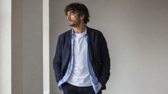 Layering réussi : mixer T-shirt, chemise et veste en toute simplicité
