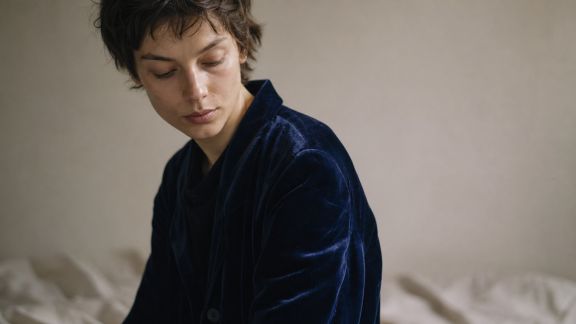 Le velours fait son retour : comment l'adopter cet hiver
