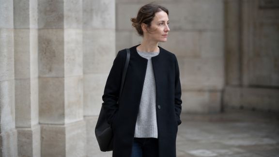 Les manteaux sans col : élégance contemporaine et minimalisme