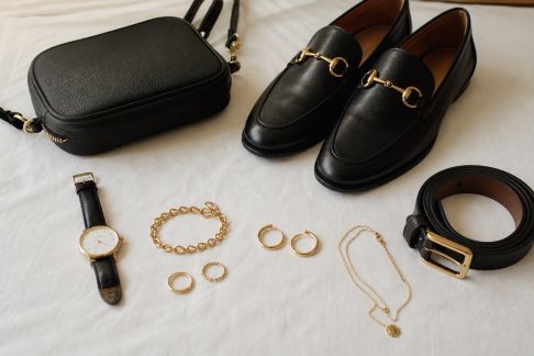 Comment marier chaussures et accessoires pour un look cohérent