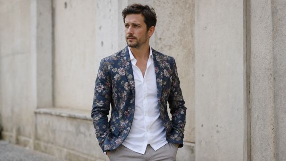 Focus sur les vestes à motifs floraux : audace et raffinement au masculin