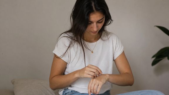 Les astuces pour assortir ses bijoux à une tenue décontractée