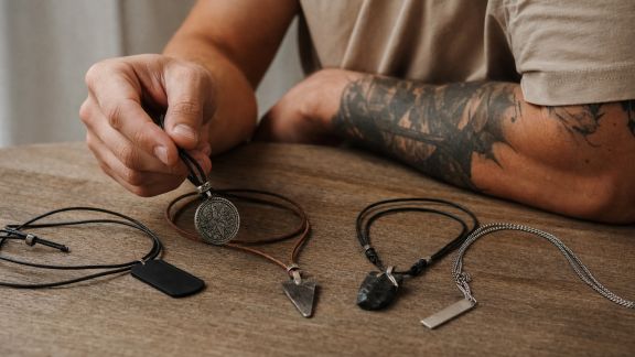 Pendentifs masculins : les tendances du moment