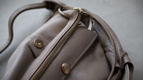 Zoom sur les fermetures : sécurité et style pour votre sac