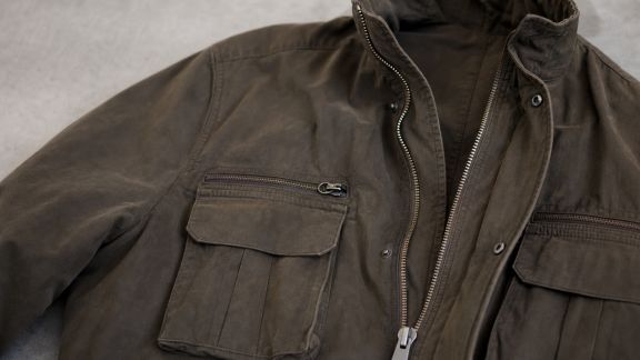 Détails techniques : zips apparents et poches utilitaires à la loupe