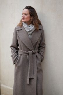 Focus sur les manteaux à ceinture : style structuré pour l’hiver