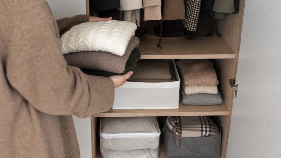 Ranger ses vêtements d’hiver : solutions pour gagner de la place dans son dressing