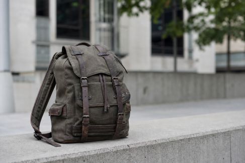 Le style outdoor s’invite en ville : zoom sur les sacs inspirés de l’aventure