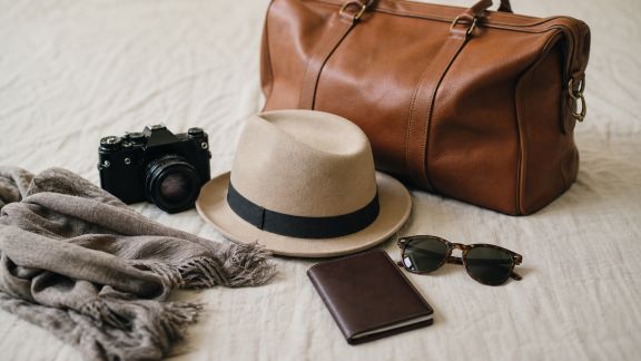 Bien choisir ses accessoires de voyage pour rester stylé partout