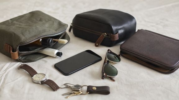 Pochettes de voyage pour homme : organiser ses essentiels avec style