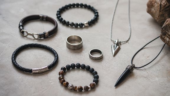 Créer une collection de bijoux masculins : conseils pour débuter sans faux pas