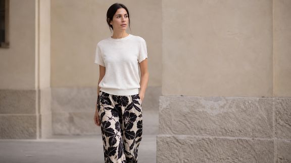 Comment associer un pantalon imprimé avec un haut neutre