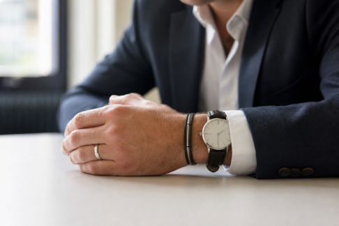 Les bijoux pour hommes au bureau : mode d'emploi