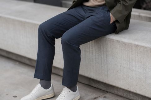 Pantalons anti-froissage : solutions stylées pour voyageurs urbains