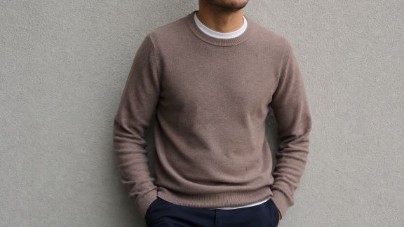 Comment porter un T-shirt sous un pull sans perdre en élégance