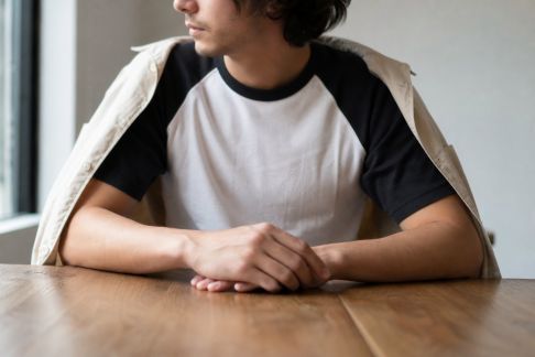 Tout savoir sur la coupe raglan pour T-shirts et chemises