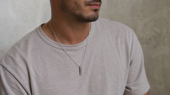Le collier masculin : comment trouver le bon équilibre entre sobriété et originalité