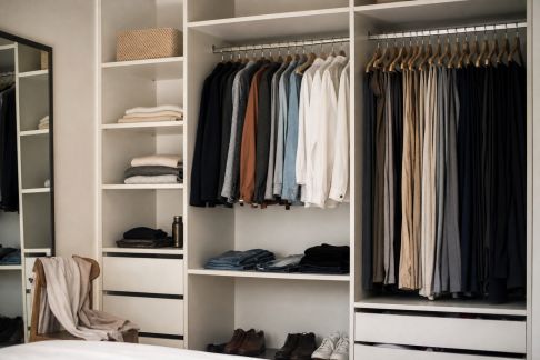 Structurer un dressing modulable pour anticiper les évolutions de style