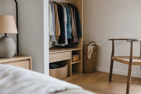 Petite surface : créer un coin dressing fonctionnel dans sa chambre