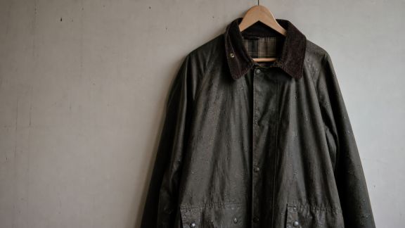 Vestes en toile cirée : robustesse et style sous la pluie