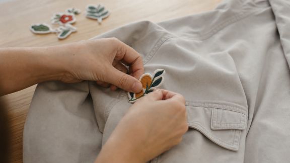 Patchs et broderies : personnaliser ses vêtements avec goût