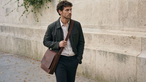 Le retour du sac besace chez l’homme moderne