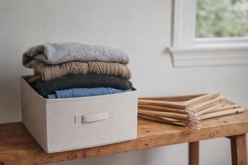 Gérer les vêtements hors saison : stockage malin et entretien préventif