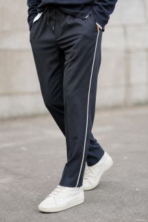 Pantalons hybrides : quand élégance et sportswear se rencontrent