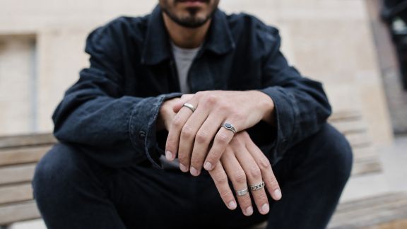 L'évolution des bagues masculines dans la mode urbaine