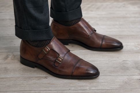 Les chaussures à double boucle : élégance et originalité au masculin
