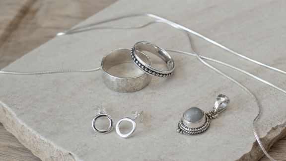 Bijoux en argent massif : entretien et sélection pour un style intemporel