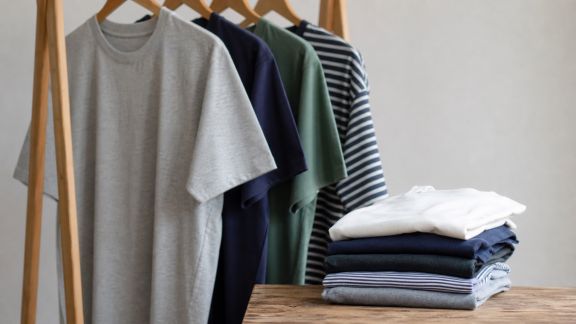 T-shirt uni ou à motifs : les clés pour bien les associer à son dressing