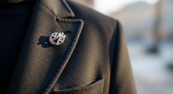 L’art de porter la broche sur un manteau masculin