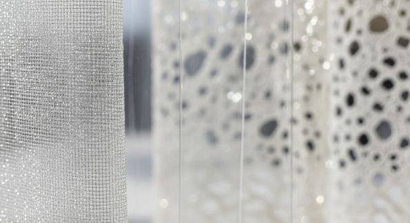 Pleine lumière sur les tissus techniques transparents